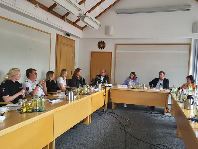 Die Pressekonferenz heute im Harsefelder Rathaus mit (v.l.) der Polizei Wiebke Henning und Rainer Bohmbach,  den Sozialarbeiterinnen im Jugendzentrum Harsefeld Sandrine Husstedt und Denise Kempa, mit Frauke Schulte, stellvertretende Leiterin des Amtes für Jugend und Familie beim Landkreis Stade, Daniel Beneke, Pressesprecher des Landkreises Stade, Ute Kück, Bürgermeisterin der Samtgemeinde Harsefeld, Bernd Meinke, Erster Samtgemeinderat der Samtgemeinde Harsefeld und Susanne de Bruijn, Bürgermeisterin des Flecken Harsefeld
