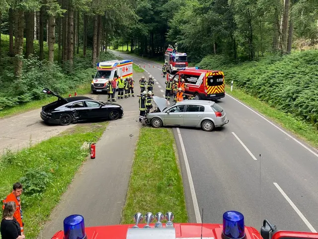 Die Einsatzkräfte am Unfallgeschehen | Foto: FF Leversen-Sieversen