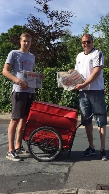 Jan Stahl (re.) unterstützt seinen Sohn Malte Stahl beim Austragen der Mittwochsausgabe. (Foto: 2016) | Foto: Stahl