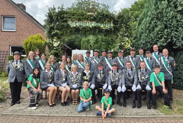 Der neue Hofstaat mit (hintere Reihe stehend, v. li.): Vorsitzender Marco Brümmer, Gardistin Elin Lübcke, Gardistin Julia Reinholz, Gardistin Madlen Froberg, Gardistin Lotta Kersting, Gardistin Lena Schlichtmann, Gardistin Stephanie Steltenpohl, Gardistin Freia Elfers, Gardistin Nadine Ammer, Gardist Sönke Heinsohn, Gardist Ralf Lütjen, Gardist Marco Wolper, Gardist Alexander Ney, Gardist Michael Tiedemann, Gardist Marco Elfers, Gardist Finn Drczymalla, Gardist Ben-Luca Weinhauer, Gardist Christian Martens, Gardist Finn Raap, (vordere Reihe sitzend v. li.):
Kinderkönigin Maya Bicescu, Jungschützenprinzessin Kaja Elfers, Jungschützenkönigin Melina Busch, Prinzessin Meike Müller, Königin Imke Kröger, König Marcus Finke, Adjutant Stefan Helmke, Jungschützenkönig Nico Schomaker, Jungschützenadjutant Felix Schomaker, Kinderkönig Marlon Schwarzbach, (vorne kniend v. li.): Vogelkönigin Janika Helmke, Vogelkönig Maximilian Berger | Foto: Schützengilde Oldendorf / Fabian Dede