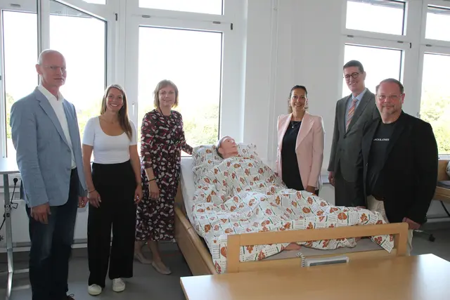 Gemeinsam betonen (v. li.) Thomas Leonforte (Krankenhäuser Buchholz/Winsen), Lara Paderow (Koordinierungsstelle Ausbildungsnetzwerk Pflege im Landkreis Harburg), Nina Stelle (BBS Winsen), Kreisrätin Ana Cristina Bröcking, Thomas Degen (BBS Winsen) und André Siebold (BBS Buchholz) die Bedeutung und Chancen der Berufsfachschule Pflegeassistenz | Foto: Landkreis Harburg