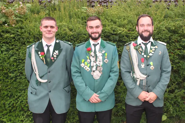 Vizekönig Hauke Schröder (Mi.)  mit seinen Adjutanten Nils Schröder (re.) und Lasse Völsch