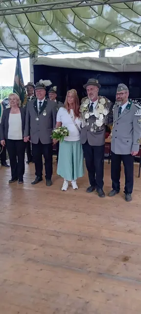 Neuer König mit Adjutanten (v.li.): Ilona und Matthias Kossack, Königin Kerstin und König Burkhard Buhrow, Stefan Effinger | Foto: Schützenverein Maschen