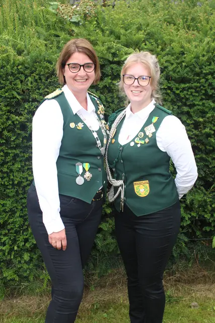 Damenkönigin Nicole Rief (li.) mit Adjutantin Katharina L. Es fehlt Britta Hain