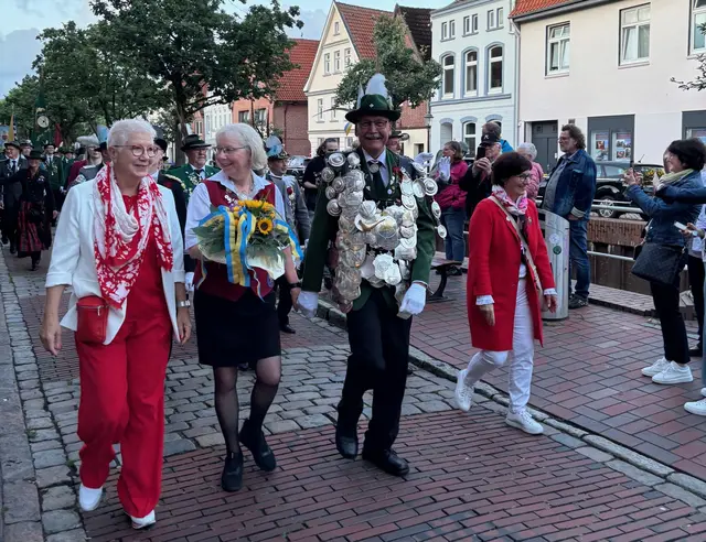 Buxtehudes neuer König Jürgen Meyer, begleitet von der stellvertretenden Bürgermeisterin Petra Möhle (v.li.), seiner Königin Silvia Meyer und Bürgermeisterin Katja Oldenburg-Schmidt | Foto: pau