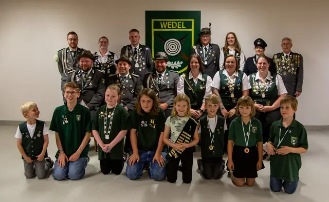 Der neue Wedeler Hofstaat mit (hintere Reihe, v.li.): Timo Fitschen (Adjutant der Jungschützenkönigin) Saskya Ehlers (Jungschützenkönigin) Niklas Pfeifer (Adjutant der Jungschützenkönigin, Jungschützen-Bestmann und Pfingstbaumpflanzer-König), Sascha Matthees (Bestmann), Janine Beneke (Vogelkönigin), Theresa Kahlich (Feuerwehrkönigin), Hinrich Timm (Kaiser), (mittlere Reihe, v. li.): Christian Quell (Adjutant), Hannes Heitmann (König), Tewes Müller (Adjutant), Joline Leinz (Adjutantin), Gesa Fidrich (Königin), Imke Winkelmann (Adjutantin und Kaiserin), (vordere Reihe, v. li.): Noah Matthees (Strohhalmkönig), Jannes Müller (Adjutant der Kinderkönigin), Taja Frey (Kinderkönigin), Frederick Sakmierda (Adjutant der Kinderkönigin), Jette Fischer (Prinzessin), Niklas Matthees (Lichtpunktmajestät), Kea Völkers (Adjutantin der Lichtpunktmajestät) und Theo Sakmierda (Adjutant der Lichtpunktmajestät). Nicht auf dem Foto: Fritz Reese (Prinz)