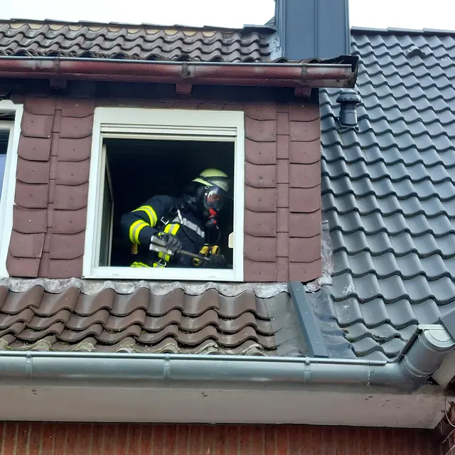 Feuerwehrmann im Einsatz im Badezimmer im Dachgeschoß | Foto:  Rolf Hillyer-Funke / Feuerwehren SG Oldendorf-Himmelpforten