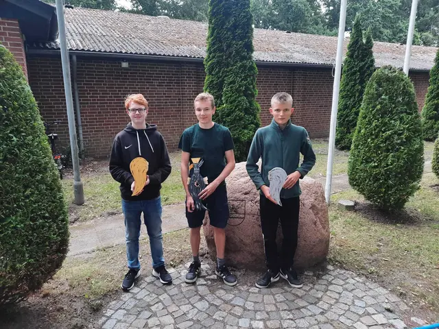 Neuer Jungschützenkönig Aaron Gebhardt (Mi.), Phil Möller (li.), Fynn Schweneker  | Foto: Schützenverein Maschen