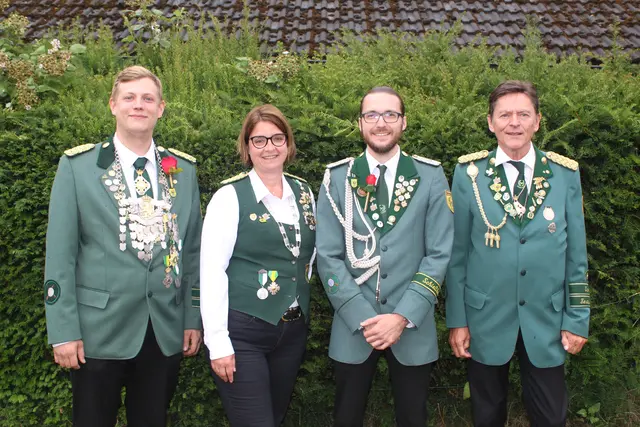 Der Vorstand (v. li.) freut sich auf ein schönes Schützenfest: Leroy Tiede, zweiter Vorsitzender, Nicole Rief, Schriftführerin, Jan Wagner, erster Kassierer sowie der erste Vorsitzende Thomas Springer