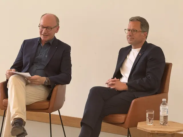 Stades Landrat Kai Seefried (re.) im Gespräch mit Prof. Dr. Thomas Kück | Foto: Jannik Brügge