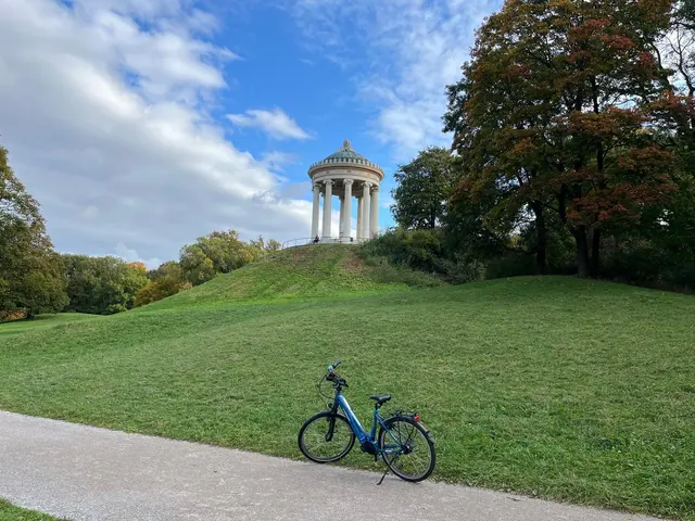 Freiheit und schöne Kulissen: Obschonka hält unterwegs gern an und genießt die eindrucksvollen Bauwerke entlang seiner Touren | Foto: Obschonka