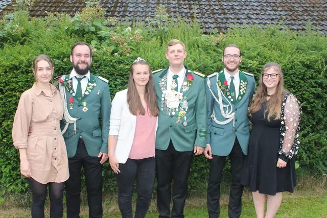 Der amtierende König Leroy "Der Schrauber" Tiede mit seiner Königin Janja Schleier (Mi.) sowie den Adjutantenpaaren (v. li.) Merle Corleis und Nils Schröder und Jan Wagner mit Hannah Plachetka