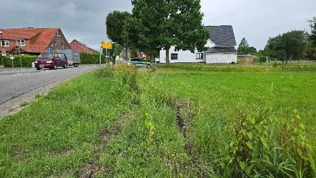 Die Unfallstelle im Postmoor - die Spuren auf der Wiese sind deutlich zu sehen | Foto: Polizei