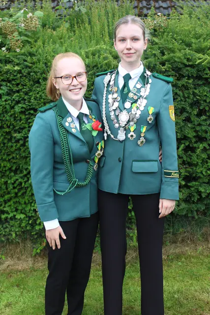 Jugendschützenkönigin und Rosengartenjugendkönigin Cara Lüders (re.) mit Adjutantin Merle Diercks. Es fehlt Klaas Renck