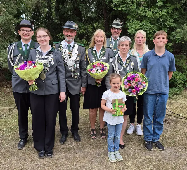 Die neuen Majestäten (hi. v. li): Julian Buchholz, Nele Sauer, König Uwe Wulze und Damenkönigin Andrea Thomas, Königsadjutant Jörg Tute, Damenkönig-Adjutantin Melanie Meyer, Jörg Tutes Ehefrau Marion sowie (vorne) die Kinderkönige Carlotta Meyer und Lewin Hellberg | Foto: Astrid Sitarz