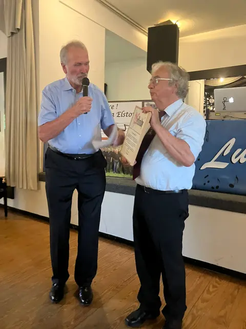 Vorsitzender des Kreischorverbandes Bernhard Rieckmann (li.) und Chorleiter Manfred Birk | Foto: MGV Germania Elstorf