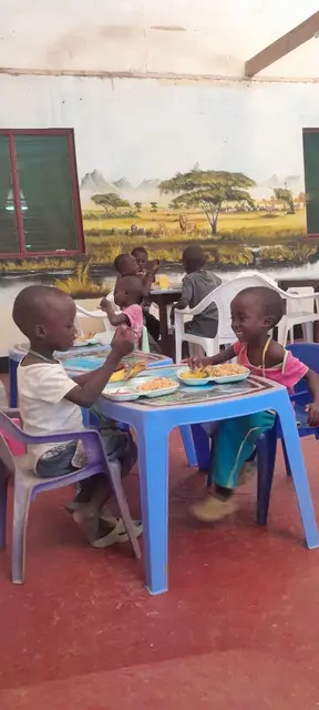 Zwei Kinder lassen es sich im neuen Foodpoint des Fördervereins "Furaha Phönix Kinderhaus" schmecken | Foto: Oliver Drewes