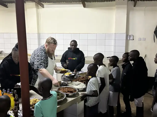 Dominik Obermeier, Küchendirektor von Star-Koch Tim Raue, kocht hier für die Jungen im Kinderhaus | Foto: Oliver Drewes