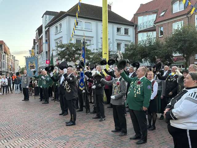 Singend feiern die Schützenbrüder und -schwestern ihren neuen König | Foto: pau