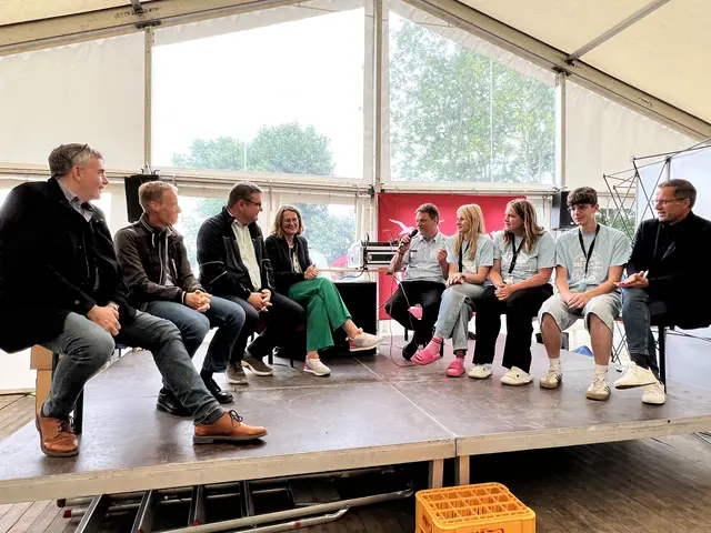 Vier der Camp-Teilnehmer diskutierten mit dem Landrat (re.) und vier Bürgermeistern | Foto: Daniel Beneke/LK Stade