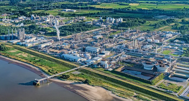 Das Dow-Werk im Industriegebiet Stade-Bützfleth. Bislang gibt es noch keine Informationen, ob dieser Standort auch von Schließungen einzelner Anlagen betroffen ist | Foto: Martin Elsen/nord-luftbilder.de
