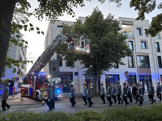 Einmalig: Die Bahnhofstraße ist gesäumt von Feuerwehrfahrzeugen. Die Kameradinnen und Kameraden feiern den Sieg aus den eigenen Reihen | Foto: pau