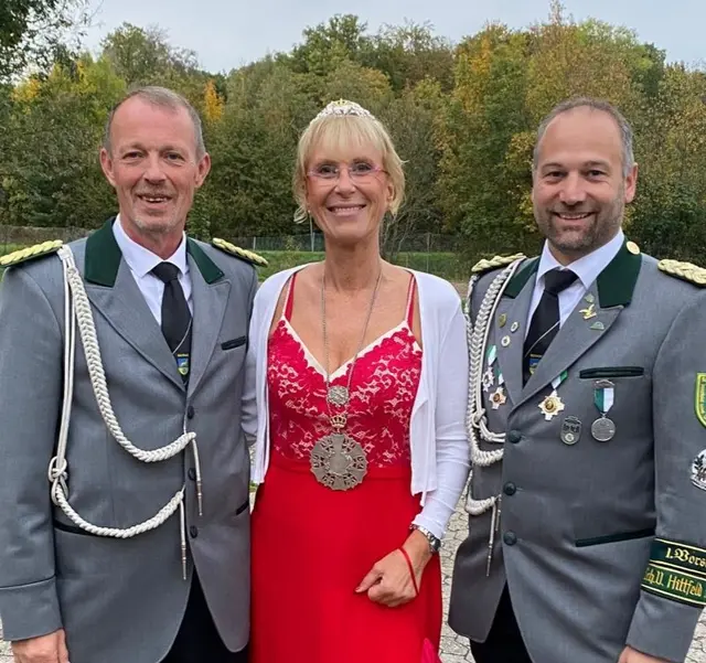 Karin Matthießen (Mi.) ist die erste Schützenkönigin in Hittfeld. Unterstützt wird sie von ihren Adjutanten Timo Röntsch (re.) und Ralf Höhse | Foto: SV Hittfeld und Umgegend e.V.