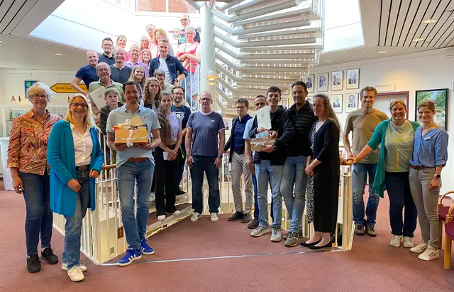 Gruppenfoto der Siegerinnen und Sieger im Seevetaler Rathaus mit den verantwortlichen Organisatoren.
 | Foto: Gemeinde Seevetal