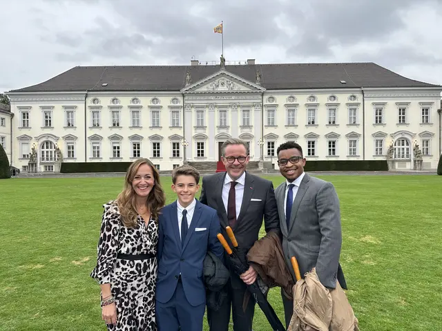Vor dem Berliner Schloss Bellevue: Auch beim Sommerfest am Amtssitz des Bundespräsidenten warb Oliver Drewes (2. v. re.) zusammen mit Ehefrau Christine, Sohn Henry und Abdul Kazungu, dem Manager des Kinderhauses in Mombasa, für die Einrichtung | Foto: Drewes