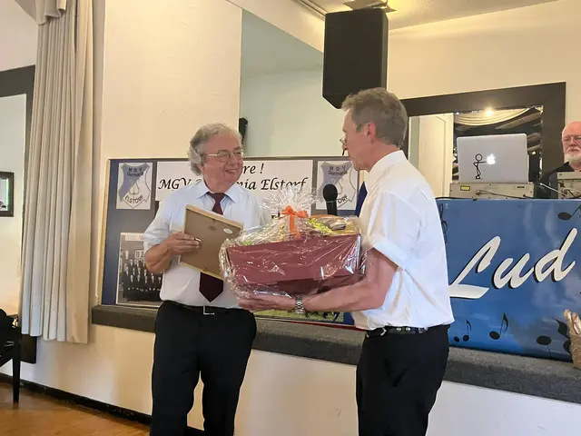 (li.) Chorleiter Manfred Birk, 1. Vorsitzender MGV Germania mit Rüdiger Maack | Foto: MGV Germania Elstorf