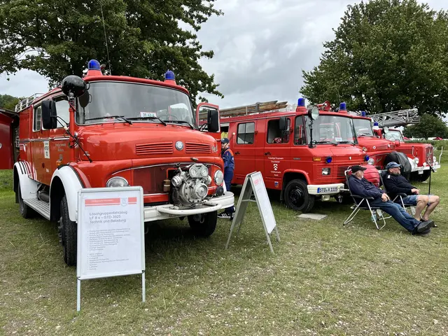 Im Lager gab es Oldtimer-Fahrzeuge der Feuerwehr zu bestaunen | Foto: Daniel Beneke/LK Stade