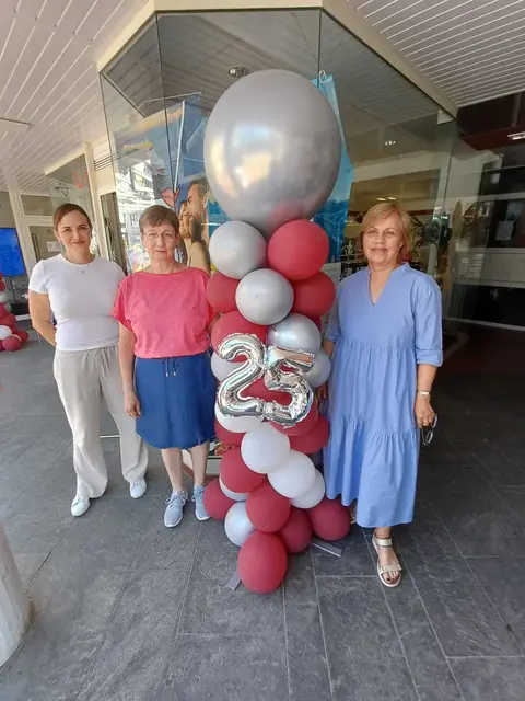 Haben Martina Stender beim Jubiläum unterstützt: Daniela Drossert, Angela Klute und Susanne Köhl | Foto: Martina Stender