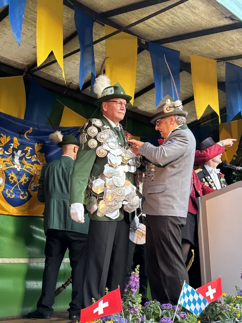 Vizepräsident Nils Lohmann (re.) legt Jürgen Meyer die fast 30 Kilo schwere, traditionelle Silberkette um | Foto: pau