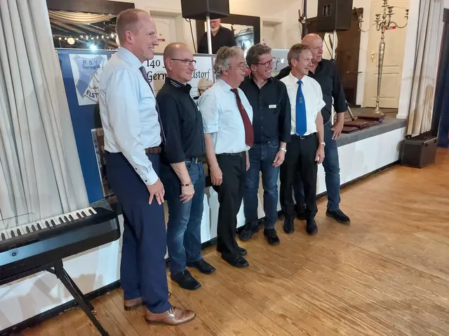 Bürgermeister Tobias Handtke (li.) mit dem Vorstand des MGV Klein Heppach, Chorleiter Manfred Birk, Vorstand MGV Germania | Foto: MGV Germania Elstorf