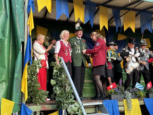 Buxtehudes neuer Schützenkönig Jürgen Meyer und seine Frau Silvia (li.) feiern den Sieg auf dem Rathausplatz | Foto: pau
