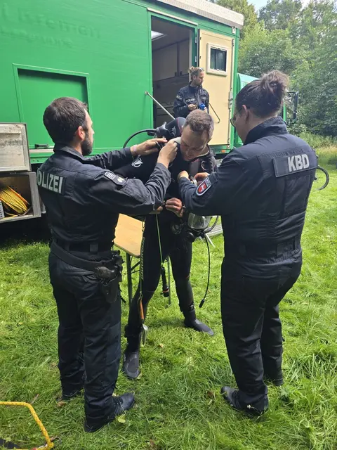 Vorbereitung zum Tauchgang | Foto: Polizei