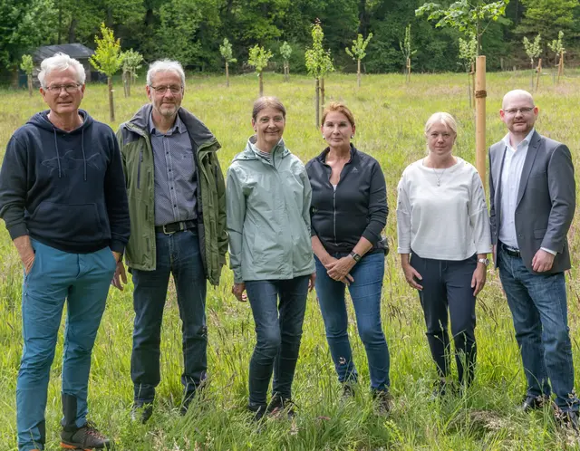 Reinhard Feldhaus (v.li.), Siegfried Lüdtke, Ulrike Glindmeyer und Elke Feldhaus (alle Vorstand Streuobstwiesen Jesteburg), Annika Oswald und Timo Böttcher (Sparkasse Harburg Buxtehude) | Foto: Niels Kreller