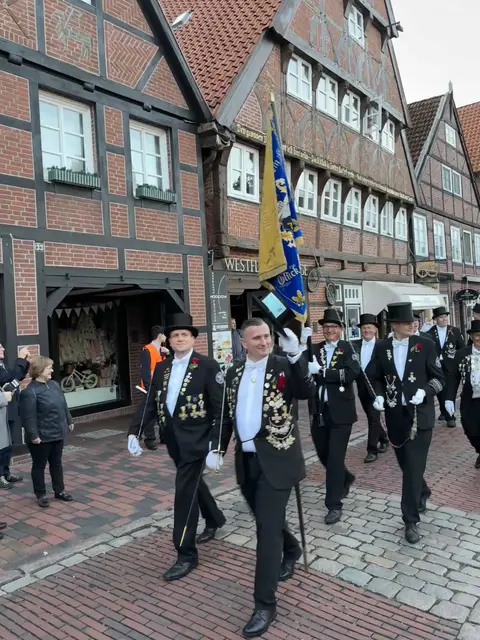 Gute Laune trotz gebrochener Siegesserie: Buxtehudes schwarzes Rott stellte sieben Jahre hintereinander den Schützenkönig | Foto: pau