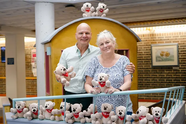 70 Tröste-Teddys für die Kinder- und Jugendklinik am UKSH Lübeck. Junge-Sprecher Gerd Hofrichter übergab die Spende an Andrea Brunner von der Kinderklinik | Foto: Junge Die Bäckerei