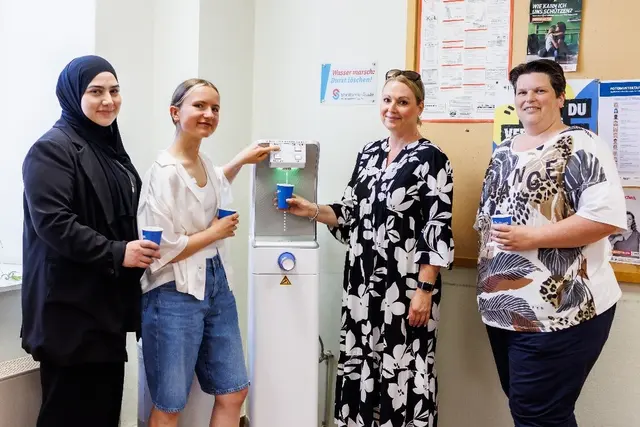 Tanja Flügge (Fachbereichsleiterin Marketing der Stadtwerke Stade, re. neben dem Trinkwasserspender) bei der offiziellen Übergabe im Einwohnermeldeamt – gemeinsam mit Mitarbeiterinnen der Hansestadt Stade | Foto: Jörg Struwe