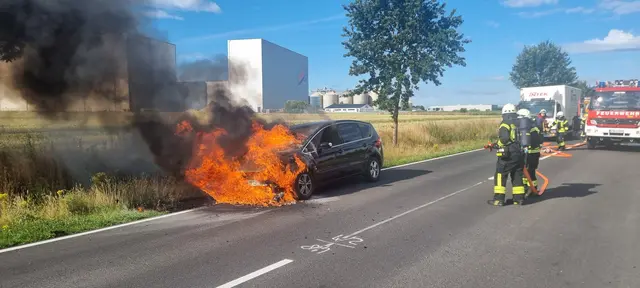 Die Feuerwehr bereitet den Löscheinsatz vor | Foto: Feuerwehr Apensen
