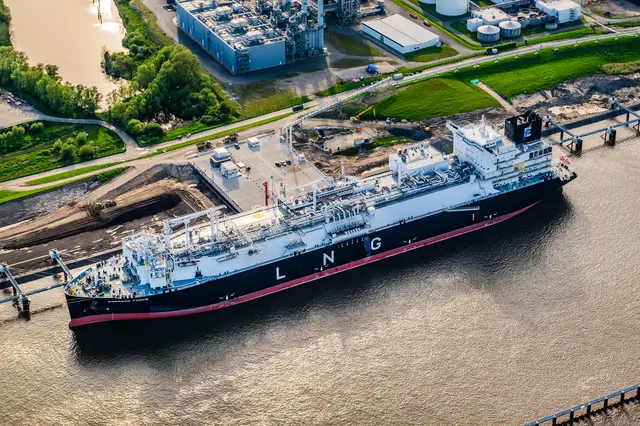 Die "Energos Force" im Frühjahr 2024 im Stader Energiehafen. Es ist derzeit völlig offen, wann sie dorthin zurückkehrt | Foto: Martin Elsen/nord-luftbilder.de
