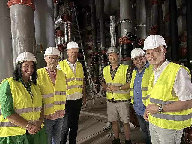 Besuch auf der Rechenzentrum-Baustelle in Rellingen: Nicole Bracht-Bendt (FDP, v. li.), Wilhelm Pape (FDP), Dr. Martin Pries (FDP), Andreas Janker (DataR-Geschäftsführer), Jan Bauer (CDU), Ingmar Schmidt (FDP) | Foto: Andreas Krause / Fox Group GmbH