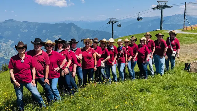 Die Winsener Gruppe "Western-Flair" tanzte Linedance in 2.000 Metern Höhe und sicherte sich den Rekord | Foto: Wolfgang Hagen