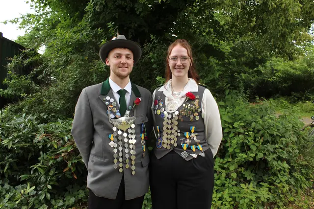 Leon Blech, bester Jungschütze, und Svenja Dierks, beste Jungschützin und Jungschützenkönigin, freuen sich über die hervorragenden Ergebnisse | Foto: pau