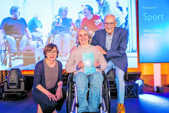 Freude über die Auszeichnung (v. li.): Dr. Christine Arbogast (Staatssekretärin), Barbara Erdrich (Blau-Weiss Buchholz) und Arno Reglitzky (Blau-Weiss Buchholz) | Foto: Veranstalter