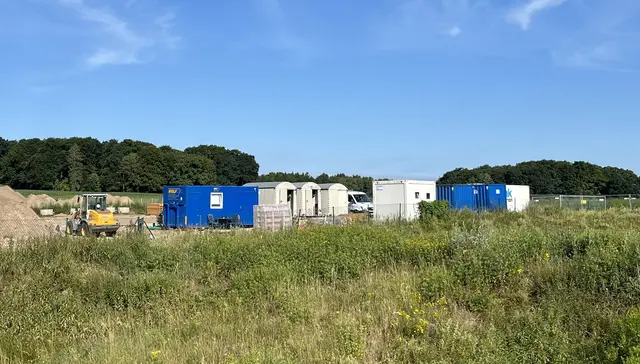 Aufgebrochene Container auf dem Gelände des Meckelfelder Großbauprojekts | Foto: sra