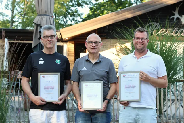 Für besondere Verdienste im Landkreis-Fußball wurden mit Gold ausgezeichnet (v.li.): Walter Plambeck, Olaf Lahse und Lars Henk | Foto: cc