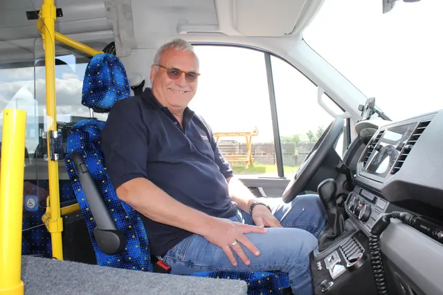 Vereinsvorsitzender Thomas Rosteck am Steuer des neuen Bürgerbusses | Foto: sb