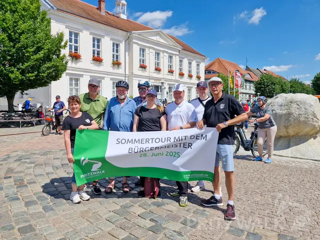 Bei der Sommertour in Pritzwalk (v. li.): Heike Fuchs von der örtlichen Stadtverwaltung mit den Winsenern Matthias Wiegleb, Dr. Erhard Schäfer, Rudolf Meyer, Jessica Karbon, Martin Porth und Manuel Wittenburg sowie Pritzwalks Bürgermeister Dr. Ronald Thiel | Foto: Stadt Pritzwalk
